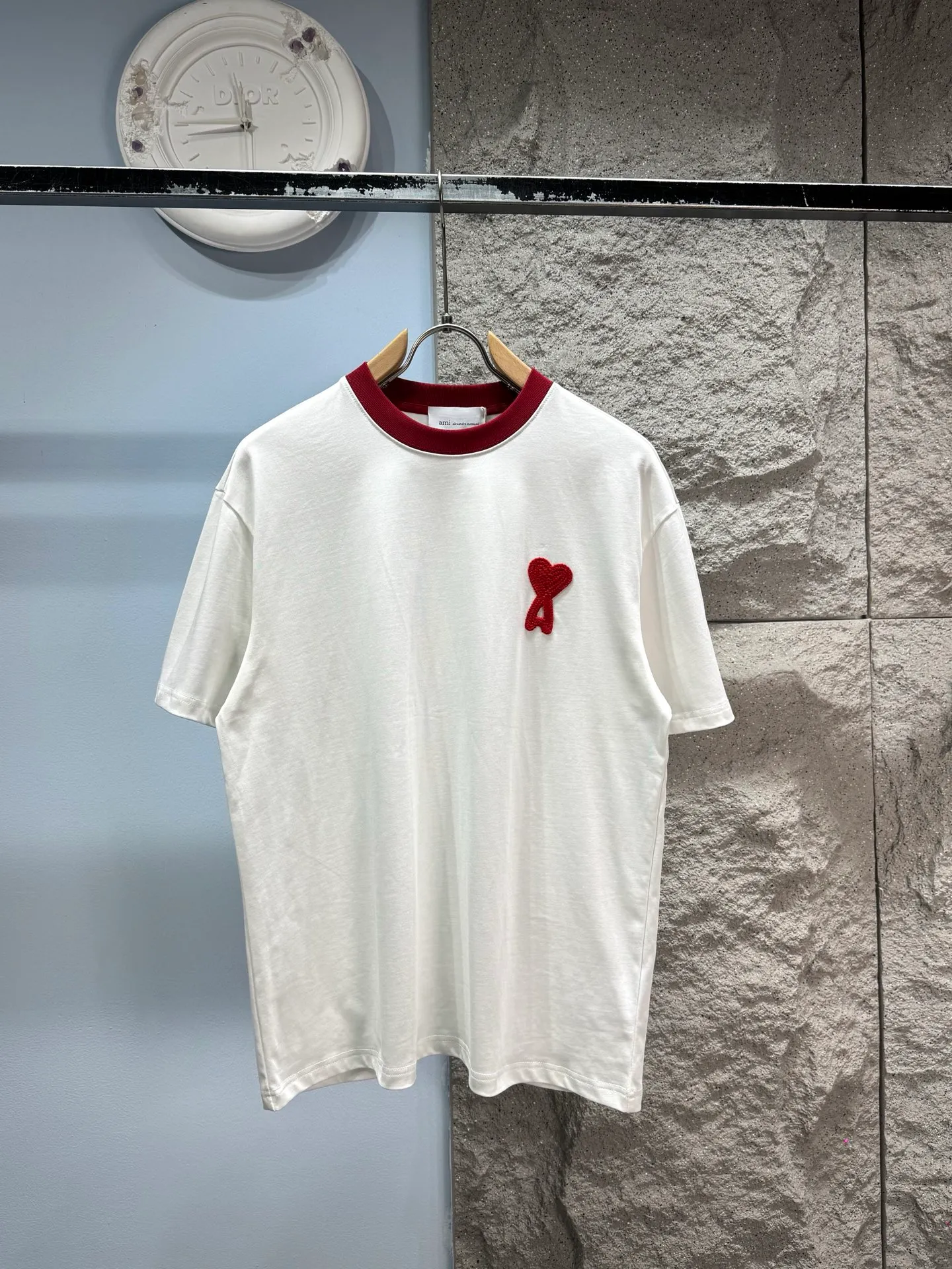 AMI* love logo💗‼ ️Short-sleeved T-shirt® 🖤Ami Paris's short-sleeved T-shirt is made of 280g pure cotton fabric, soft and skin-friendly, and super comfortable for daily wear! Contrast color love embroidery on the chest + contrasting color collar, simple and detailed. Loose fit, Same Style for men and women, can be worn alone or layered, easy to create a relaxed look ~ ⚠️Washing method: It is recommended to dry clean or wrap the reverse side of the laundry bag and quickly machine wash in cold water and dry naturally ⚠️ 𝐒𝐈𝐙𝐄：S-XXL